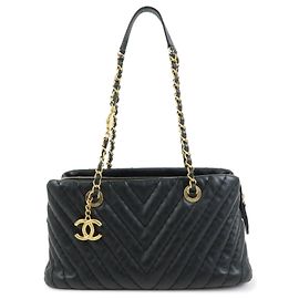 Borsa a tracolla e tote CHANEL in pelle di vitello con cuciture a V e catena, Nero Nero D'oro