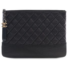 Chanel Gabrielle O Case Clutch in pelle di vitello invecchiata matelassé nera Medium Nero