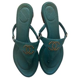 Infradito Chanel in pelle blu anatra Blu