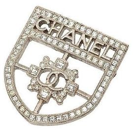 Chanel Logo Brosche Metall Strass Silber Metallisch