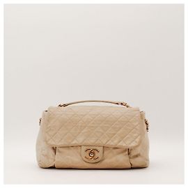 Sac à rabat matelassé Chanel en cuir beige Beige