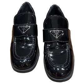 Prada Mocassins em couro envernizado com logo triangular Preto