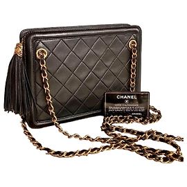 Bolsa de Ombro Chanel em Pele de Cordeiro Preta com Borla Preto