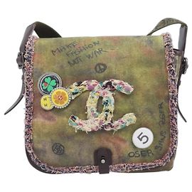 CHANEL Bolsa Messenger Graffiti Bordada Canvas Khaki Prata CC Auth 121518SM - Jerrillo Outro