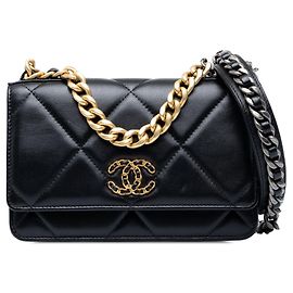 Bolsa Chanel 19 Wallet on Chain em pele de cordeiro acolchoada preta Preto