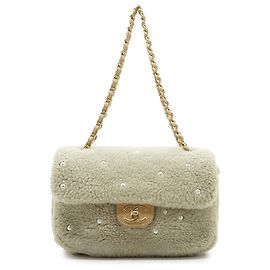 Chanel Bolsa de Ombro com Aba e Corrente em Shearling com Pérolas Marrom Bege Cru