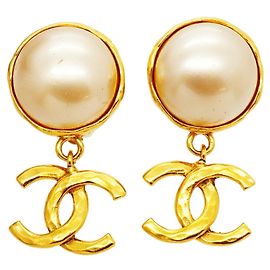 Orecchini a clip Chanel placcati in oro con perle sintetiche D'oro