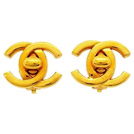 Brincos de pressão Chanel banhados a ouro com marca Coco Dourado