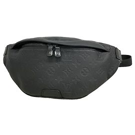 Louis Vuitton Monogram Shadow Discovery Gürteltasche PM Schwarz