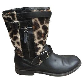 Botines Burberry de cuero y estampado de leopardo Negro