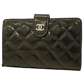 Cartera Chanel Matelassé de piel charol negra Negro