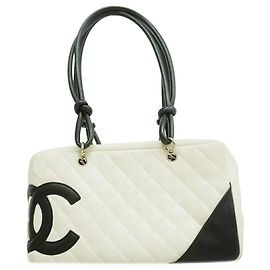 Bolsa de Ombro Chanel Cambon em Pele de Cordeiro Branco