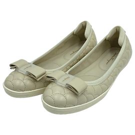 Salvatore Ferragamo Sapatos rasos de couro acolchoado Bara Bow Ivory Branco