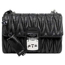 Miu Miu Bolsa de ombro matelassé preta com corrente Preto