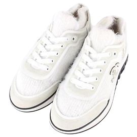 Chanel Baskets en maille avec logo CC et fourrure Blanc