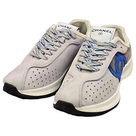 Chanel Wildledersneaker mit CC-Logo Blau