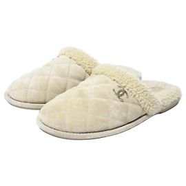 Chanel Mules de camurça e shearling com logótipo CC Marrom