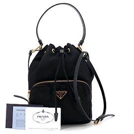 Prada Borsa a secchiello Pocono in Re-Nylon a tracolla Nero