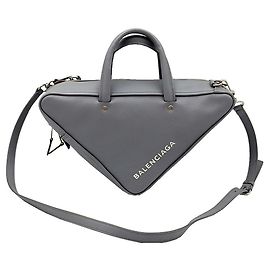 Balenciaga Mala Duffle Small Triangle em pele de vitelo cinza Marrom