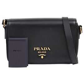 Prada Bolsa Tiracolo Flap Vitello Medium Preta Dourada Preto