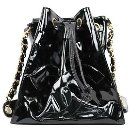 Chanel Borsa a secchiello spalla in vernice nera Nero