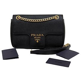 Prada Bolsa de Ombro com Aba e Corrente em Saffiano Preta Preto