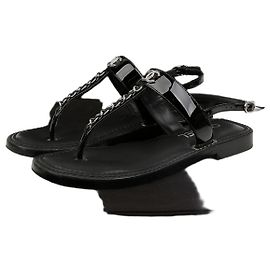 Chanel Sandálias T-Strap Logo CC Marrom