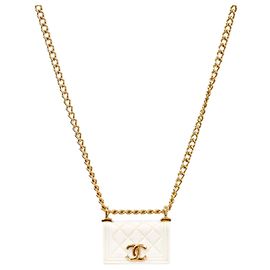 Chanel Bolsa acolchoada branca
Colar dourado Branco