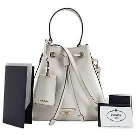 Prada Bolso bucket Saffiano con logotipo triangular Blanco