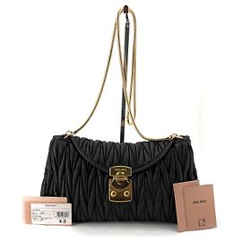 Miu Miu Bolsa de ombro matelassé com corrente Preto
