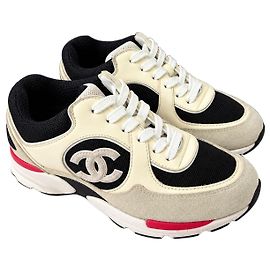 Chanel Sneaker aus Kalbswildleder Weiß