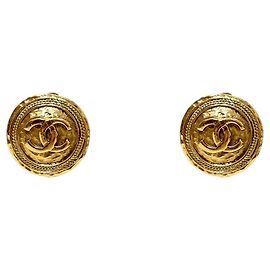 Brincos Chanel dourados em metal Dourado