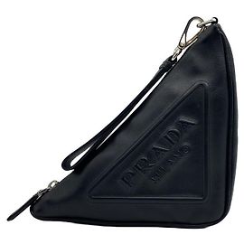 Prada Clutch com alça de pulso em couro com logo triângulo em relevo Preto Preto