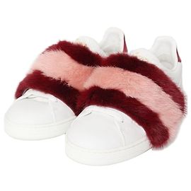 Louis Vuitton Frontrow Sneaker aus rotem Kunstfell Limited Edition Rot