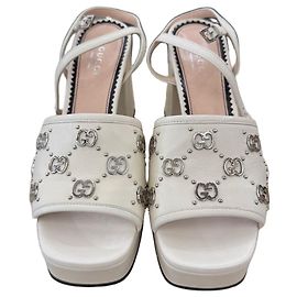 Gucci Sandali con borchie intrecciate Marrone