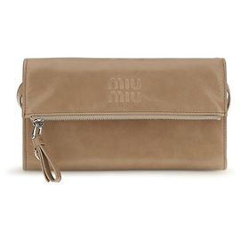 Miu Miu Clutch Bos Taurus em couro de bezerro bege Bege