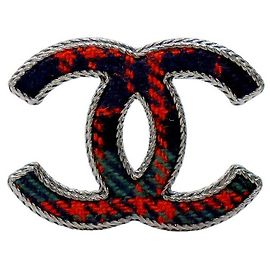 Spilla Chanel in tweed con logo CC Multicolore