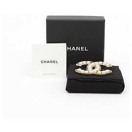 Chanel Perlenbrosche Weiß Metall Weiß