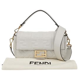 Fendi Bolsa de Ombro Baguette em Couro Medium White Branco