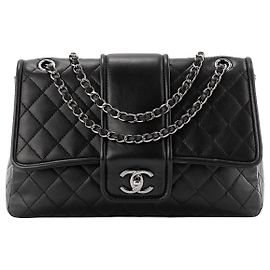 CHANEL - Borsa a tracolla Classique/Timeless Elementary Chic Flap in pelle liscia nera Nero