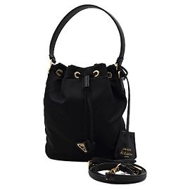 Prada Mini bolso tote bucket con logotipo triangular Negro