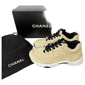 Chanel Sapatilhas em camurça bege com logótipo CC Marrom