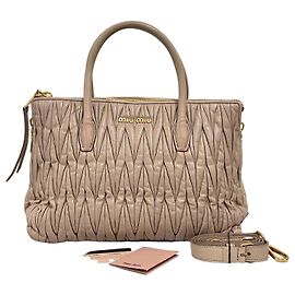 Miu Miu Saco Tote Matelassé Saco de Ombro Marrom