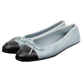 Chanel Sapatilhas de pele de vitela acolchoada Marrom