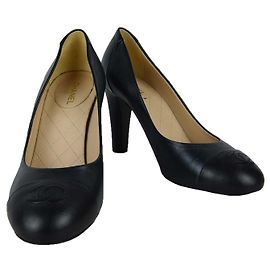 Décolleté Chanel in pelle nera Nero
