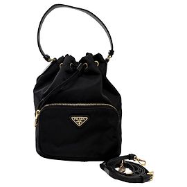 Prada Borsa bucket a tracolla Triangle Logo in Re-nylon Nero Nero