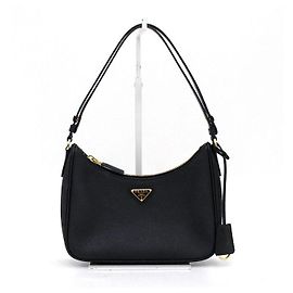Prada Mini mala de ombro em pele Saffiano preta com logótipo triangular dourado Preto