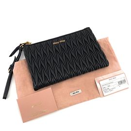 Miu Miu Clutch Pouch com Alça Matelassé Preto