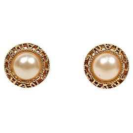 Chanel Orecchini con perle e lettere dorate D'oro