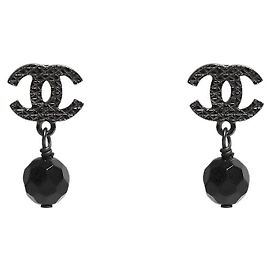 Chanel Orecchini CC a goccia con perline nere Nero